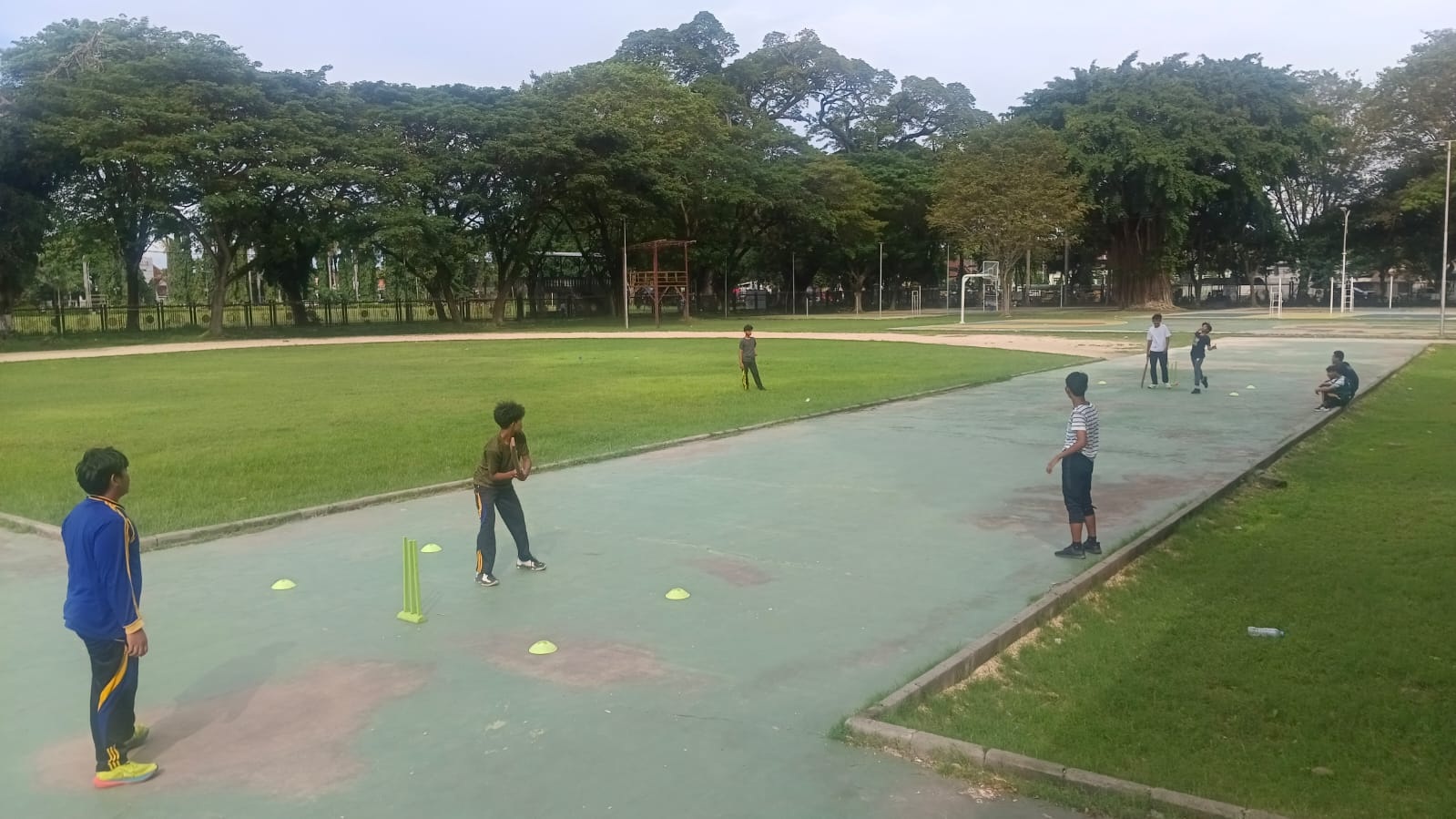 SEMANGAT: Atlet kriket Bangkalan tengah melaksanakan latihan bersama di Alun-Alun Bangkalan, Minggu (15/6).&nbsp;