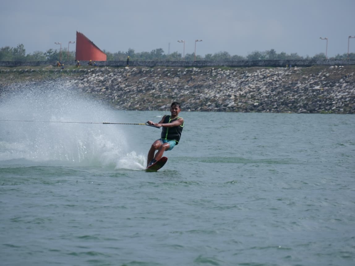 TAMPIL MEMUKAU: Atlet Ski Air Sumenep Apriansyah Fahreza Nur Rahman bertanding di Porprov IX Jatim 2025 di Bendungan Karangkates, Kabupaten Malang, pada Juli lalu.&nbsp;