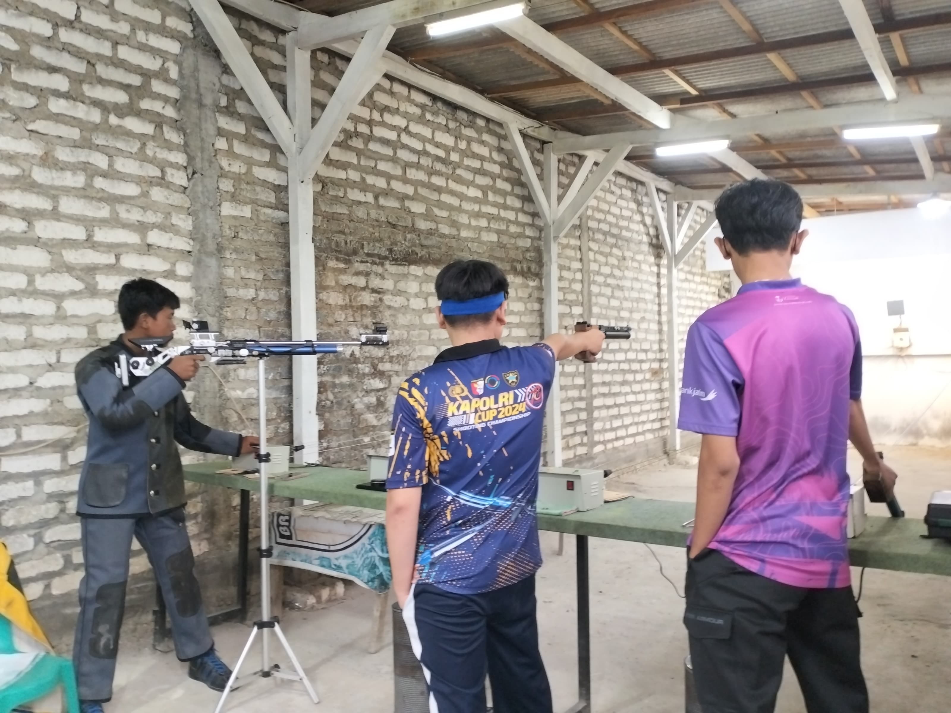PENUH SEMANGAT: Atlet Perbakin Sampang melakukan latihan di lapangan milik Perbakin Sampang, Minggu (17/8).&nbsp;