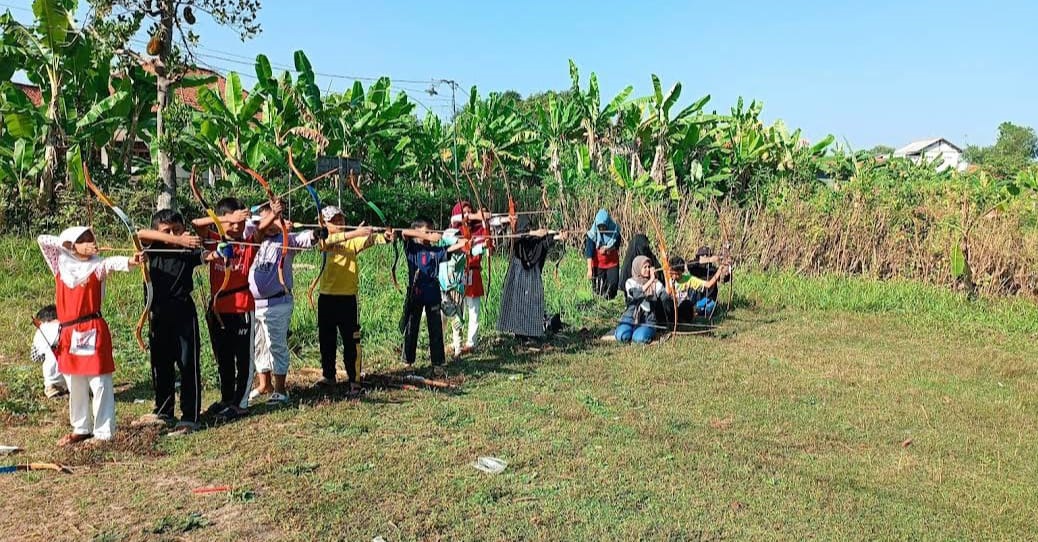SEMANGAT: Atlet Perpatri Bangkalan melakukan latihan bersama di Lapangan Padepokan Songgo Sukmo, Minggu (10/8).&nbsp;