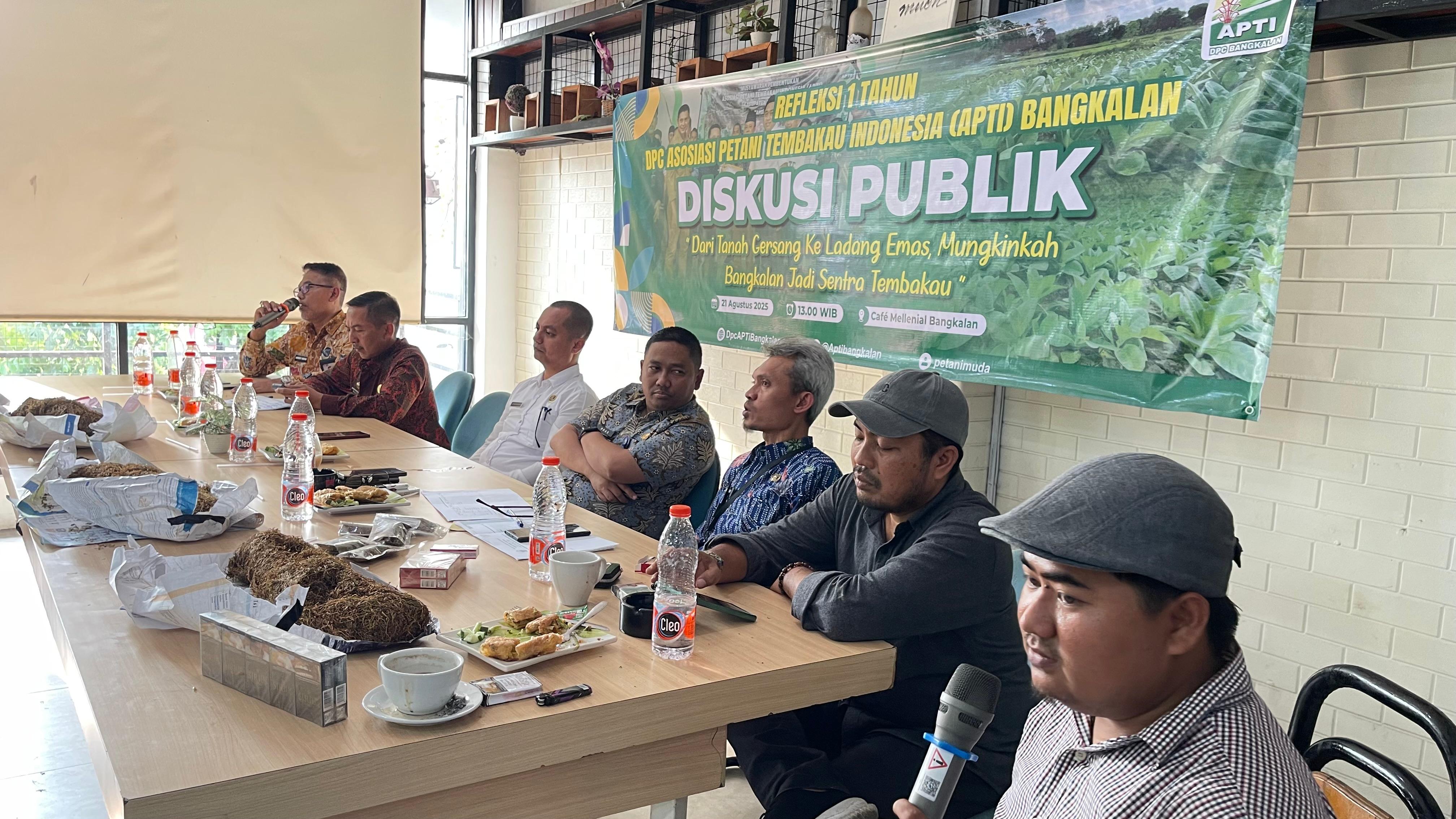 Ketua komisi II DPRD Bangkalan Khotb Marzuki (dua dari kanan) saat menjadi nara sumber diskusi publik soal tembakau kamis (21/8)