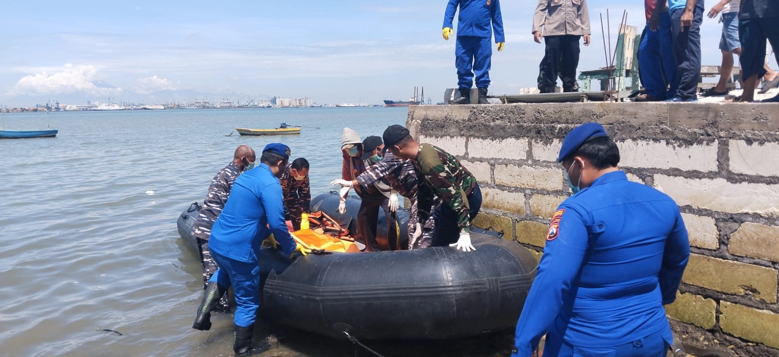 MENGAPUNG: Anggota Lanan Batuporon dan Satpolairud Polres Banglalan mengevakuasi mayat di Perairan Kamal, Rabu (20/8).&nbsp;