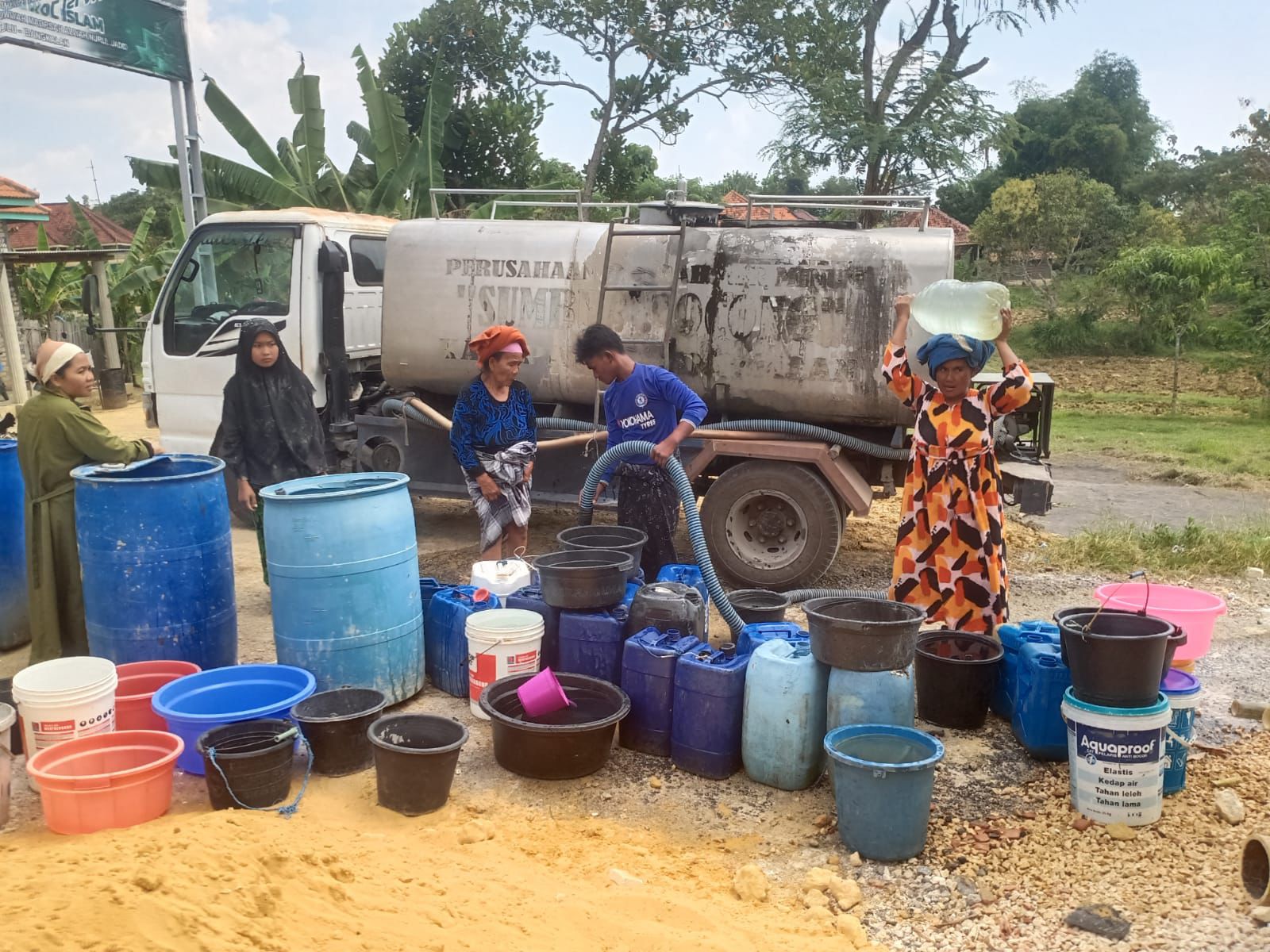 ANTRE: Warga Desa Klapayan, Kecamatan Sepulu, menerima air&nbsp; bersih Kamis (14/8).&nbsp;