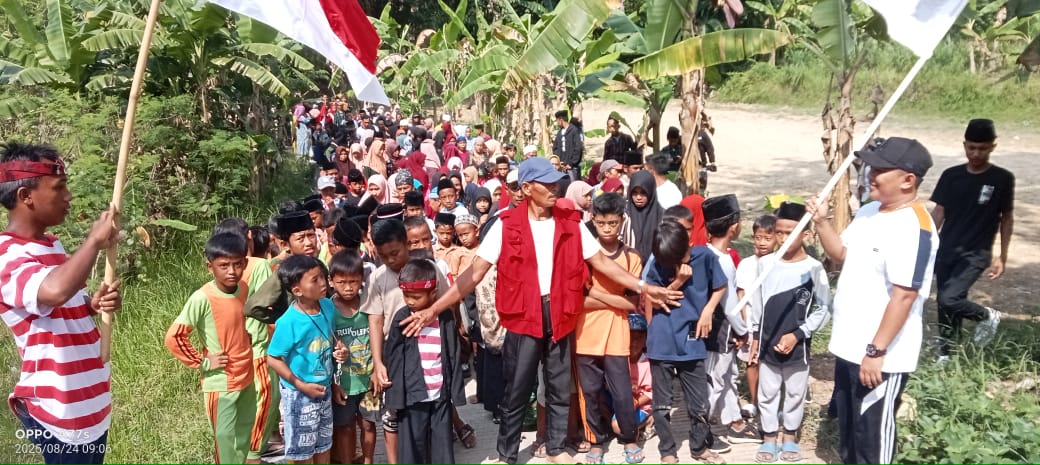 Ratusan warga Desa Alasrajah Kec. Blega, Bangkalan tampak berjejer untuk mengikuti JJS minggu (24/8)