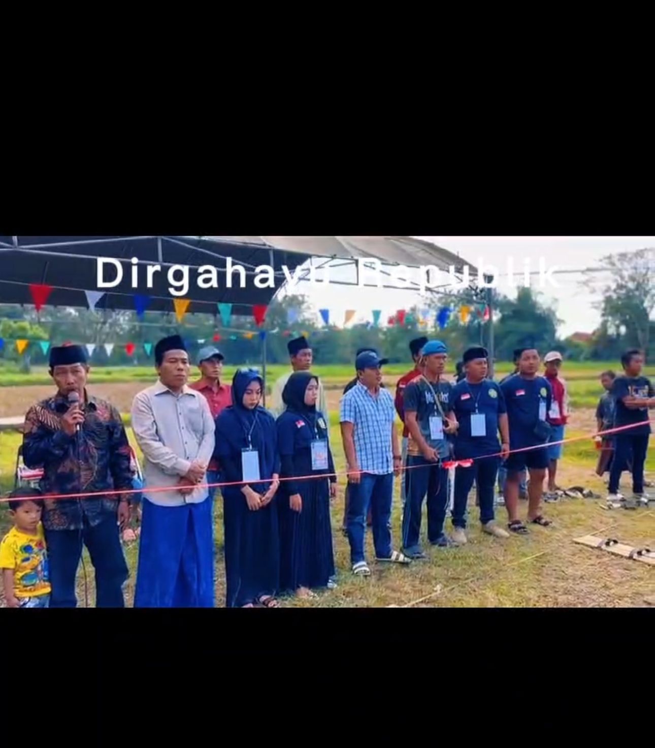 Kepala Desa Alasrajah Abdul Hamid (baju kotak) bersama panitia HUT RI ke 80 saat mengatur kegiatan perlombaan di Desa Alasrajah