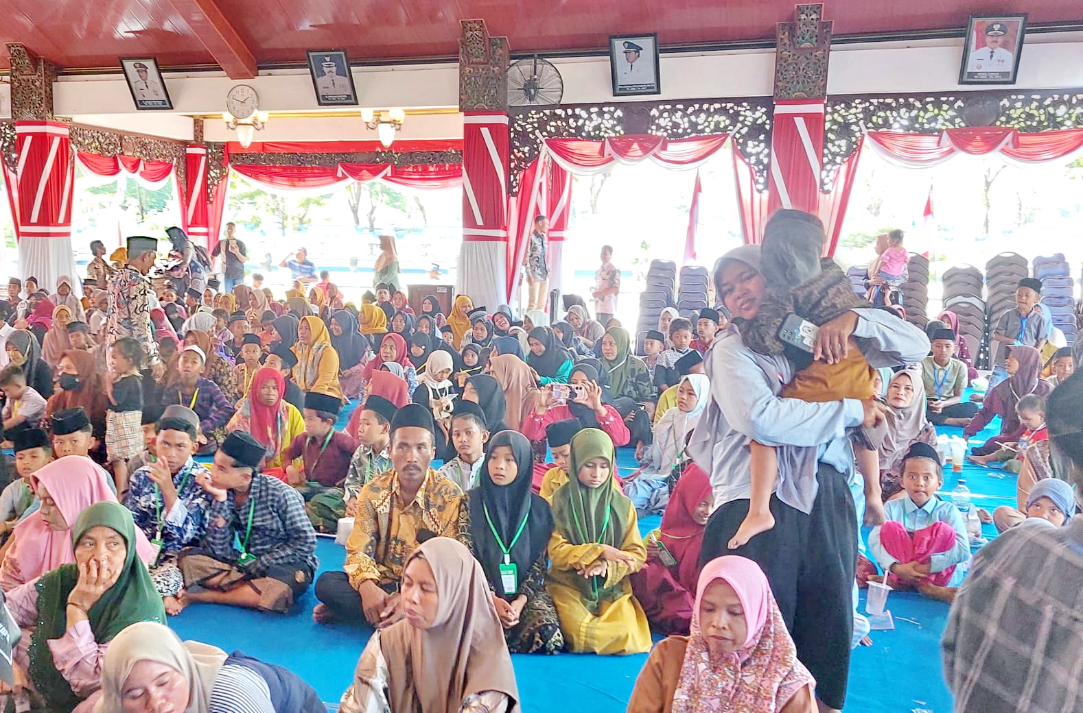 PENERIMA MANFAAT: Ratusan anak yatim berkumpul di Pendopo Trunojoyo untuk menerima bantuan dari Pemkab Sampang, Kamis (21/8).&nbsp;