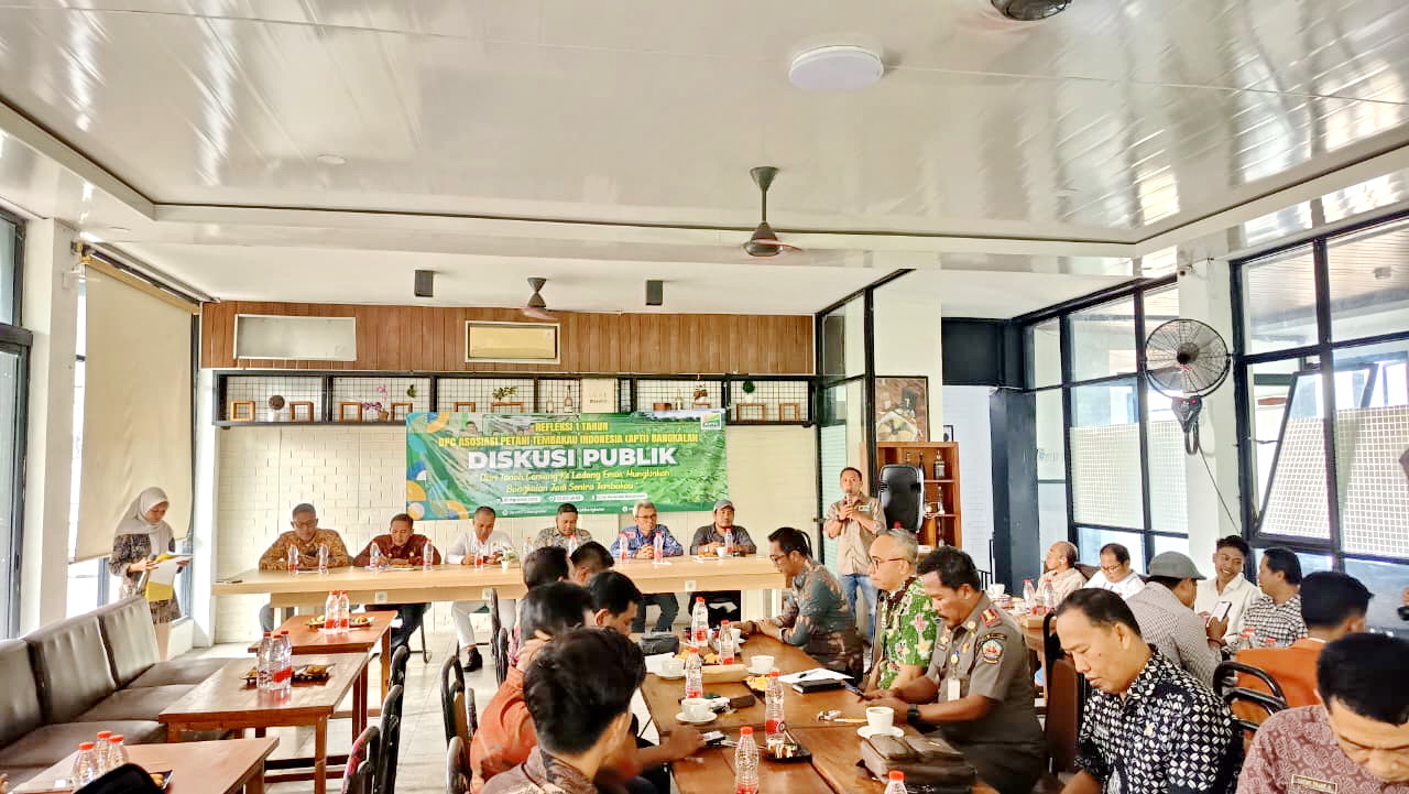 KHIDMAT: DP2KP Bangkalan bersama sejumlah pejabat berdiskusi tembakau bersama APTI Bangkalan, kamis (21/8).&nbsp;