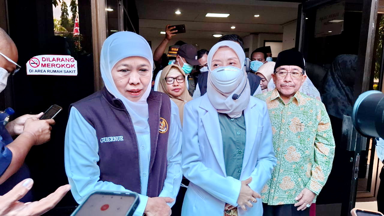 JADI ATENSI: Gubernur Jatim Khofifah Indar Parawansa (kiri) ditemani Dokter Spesialis dr. Anita Febriana, dan Wabup Sumenep KH Imam Hasyim menjawab pertanyaan wartawan saat meninjau kasus campak.