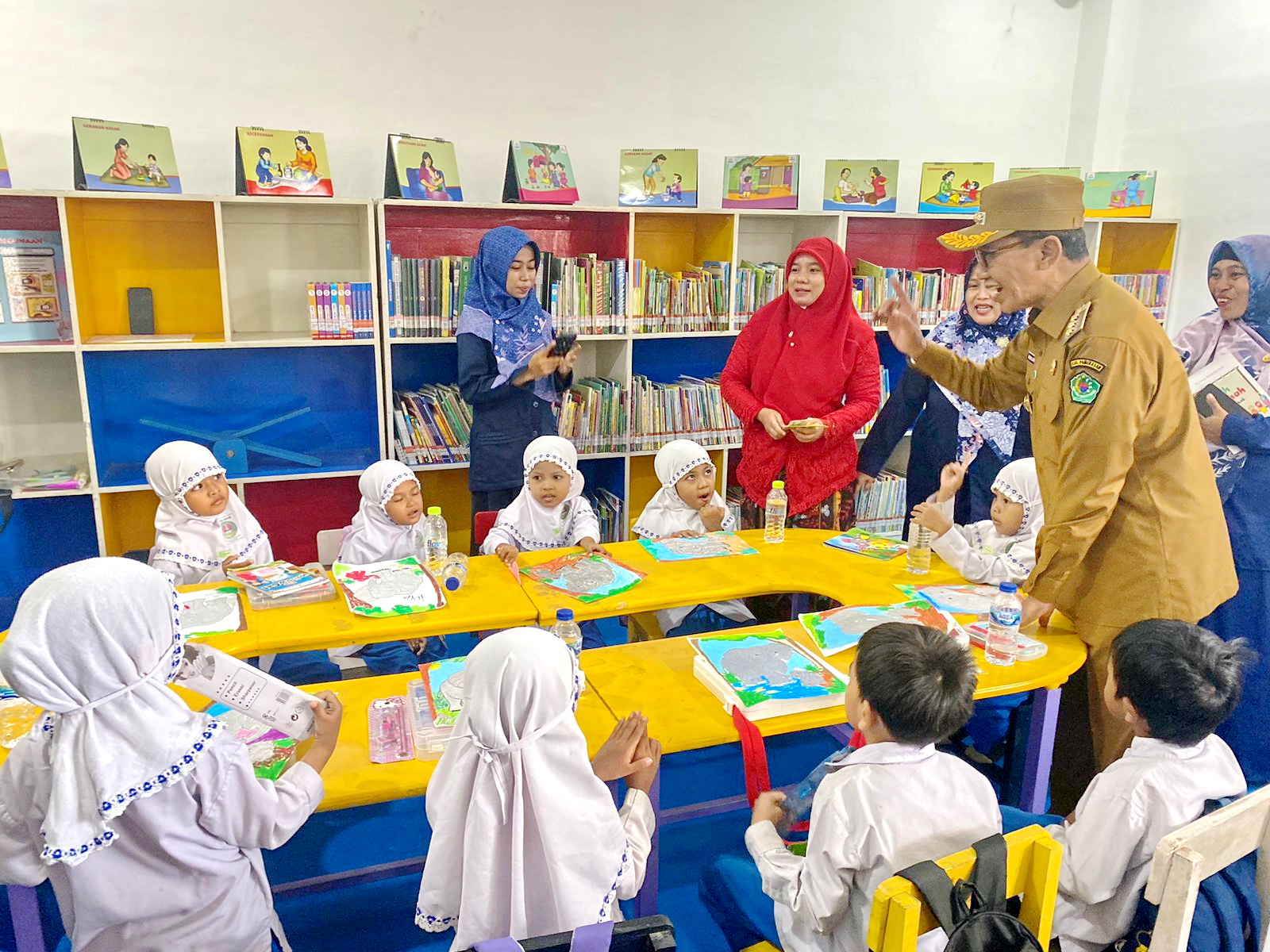 AKRAB: Bupati Pamekasan Kholilurrahman menyapa siswa TK di Perpustakaan M. Tabrani, Pamekasan, Senin (19/5).&nbsp;