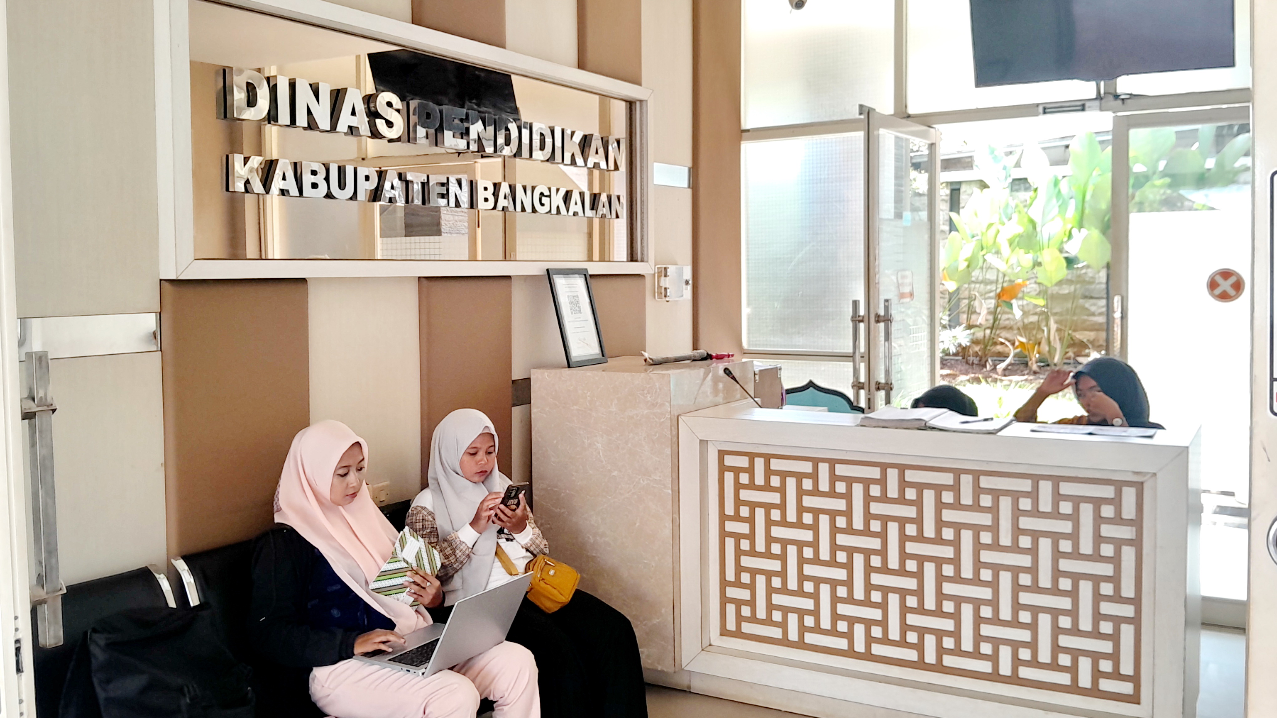 MENUNGGU: Warga mengakses layanan di kantor Dispendik Bangkalan, Kamis (21/8).&nbsp;