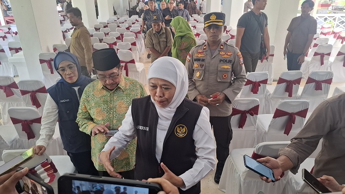 BERI KETERANGAN: Gubernur Jatim Khofifah Indar Parawansa memberikan keterangan kepada sejumlah awak media di Pendopo Keraton Sumenep, Sabtu (23/8).&nbsp;