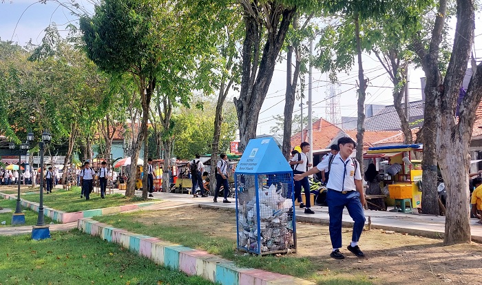 FASILITAS UMUM: Pelajar berada di dekat kotak donasi sampah yang terpasang di Alun-Alun Trunojoyo, Selasa (20/5).&nbsp;