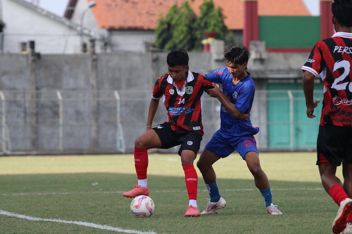 ADU SKILL: Pemain Perseba Bangkalan (seragam merah) berebut bola dengan pemain Arema saat bermain di Stadion Gelora Bangkalan (SGB), Sabtu (23/8).&nbsp;