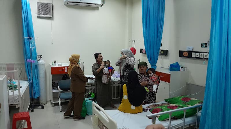 INTENSIF: Dokter spesialis anak RSUD Syamrabu Mega Malynda saat melakukan pemeriksaan pasien campak, Senin (25/8).