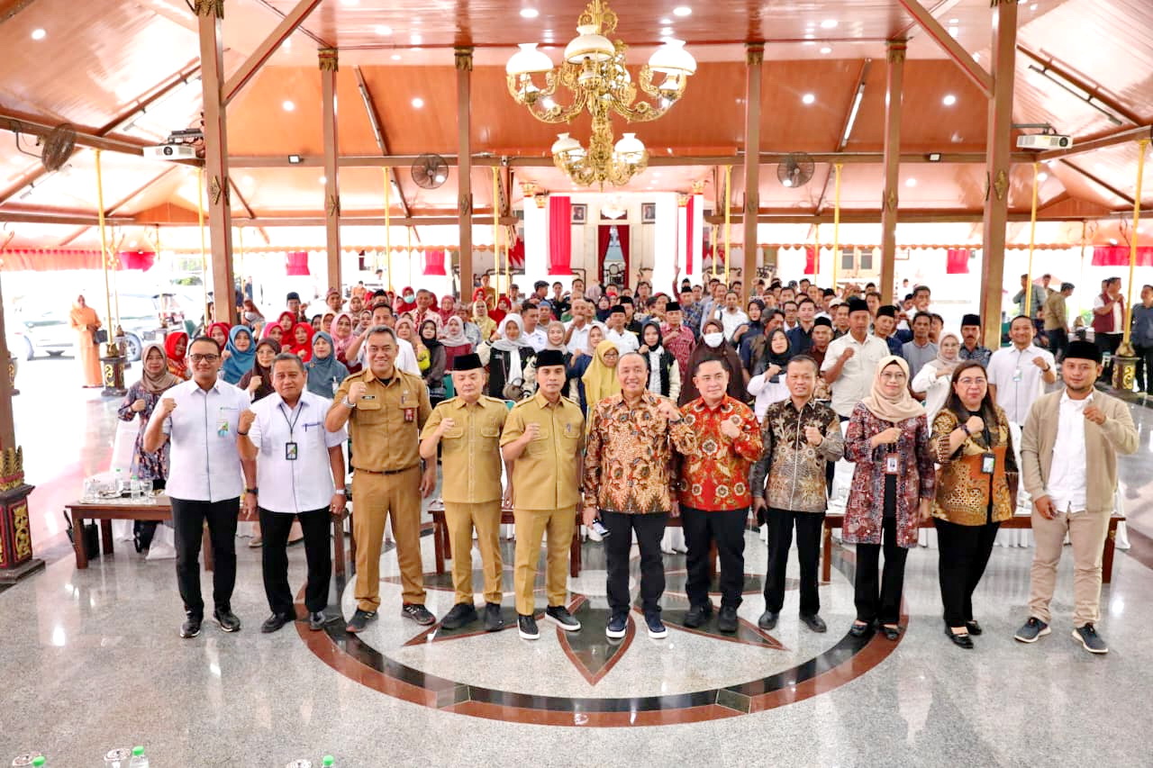 SOLID: Bupati Bangkalan Lukman Hakim didampingi wakilnya, Moch. Fauzan Ja&rsquo;far, berfoto bersama dengan Dewas BPJamsostek dan peserta diskusi di Pendopo Agung.&nbsp;