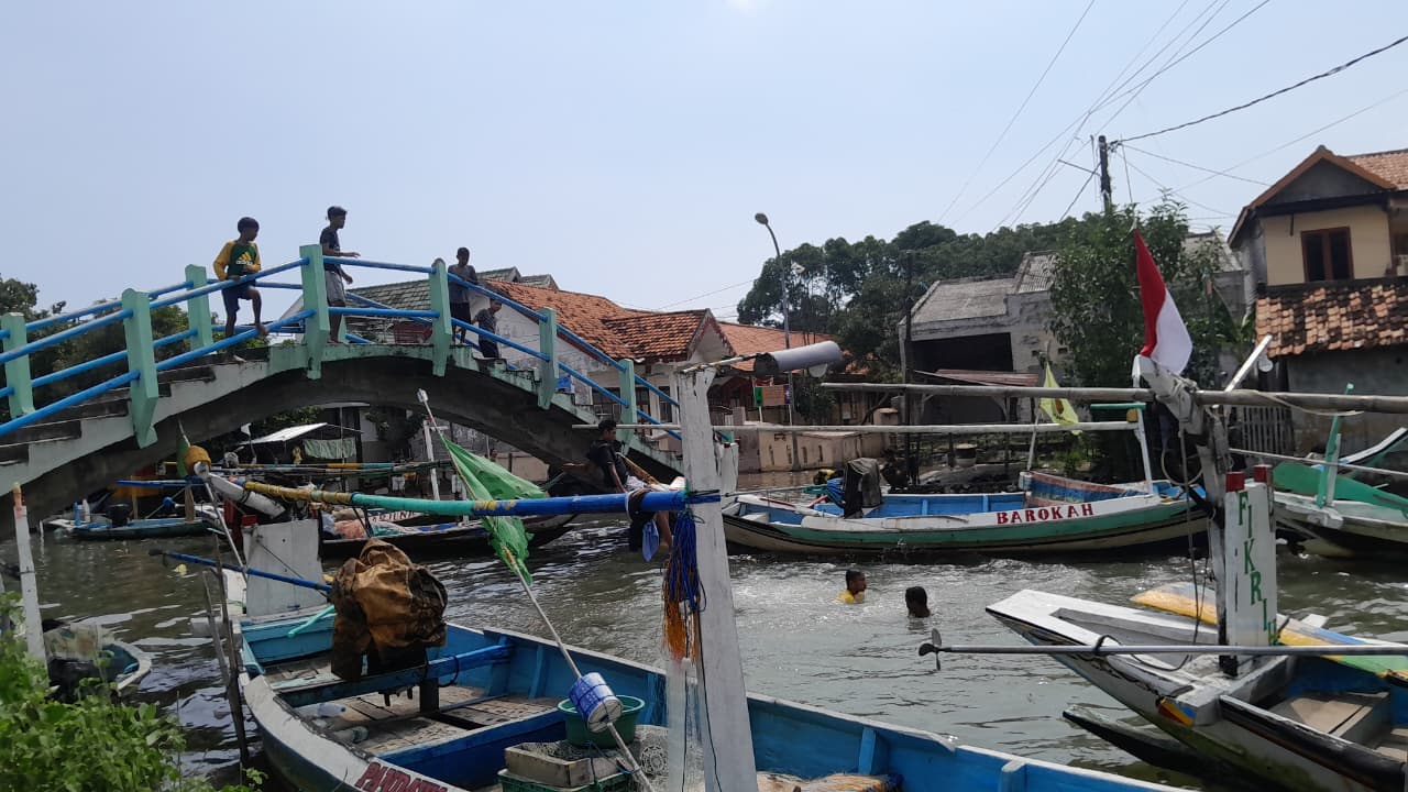 DITAMBATKAN: Sejumlahkapalnelayanbersandar di sungaiBandaran Kelurahan Pangeranan, Bangkalan, kemarin.