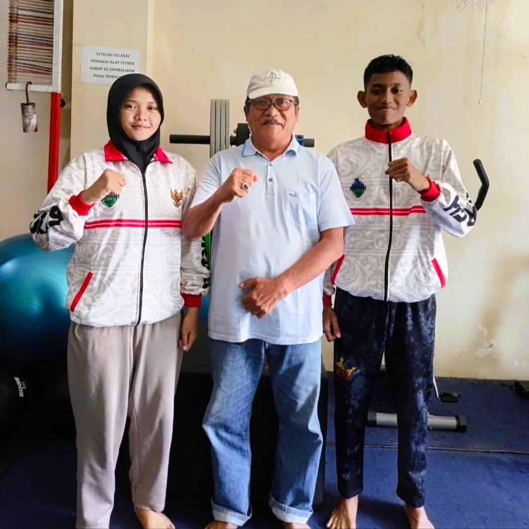 SIAP BERLAGA: Dua Atlet Kurash Bangkalan berfoto bersama sebelum berangkat ke Lombok Barat, Nusa Tenggara Barat (NTB) Senin (25/8).&nbsp;