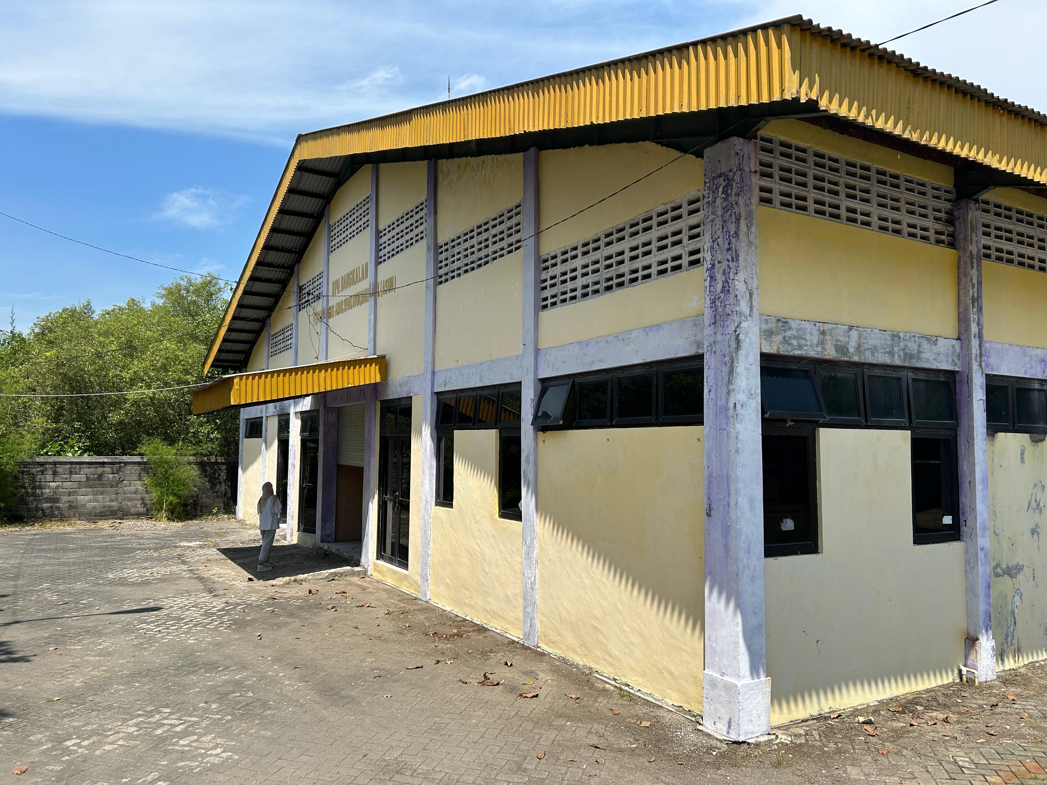 SEPI AKTIVITAS: Warga berada di area rumahpotonghewan (RPH) Kelurahan Bancaran, Bangkalan, kemarin.