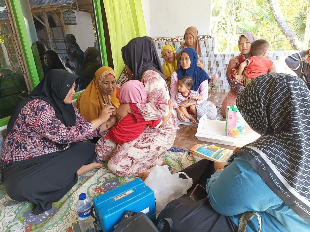 KESEHATAN: Petugas saat melakukan imunisasi kepada anak di Desa Panaguan, Kecamatan Larangan, Pamekasan.&nbsp;