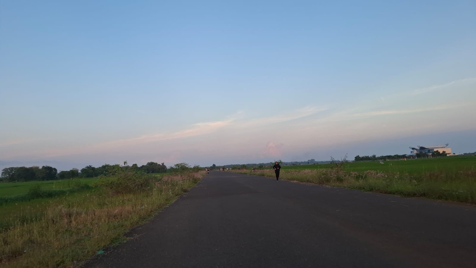 BEROLAHRAGA: Warga sedang beraktivitas di sekitar area Bandara Trunojoyo Sumenep, Desa Kacongan, kecamatan Kota, Minggu (24/8).&nbsp;