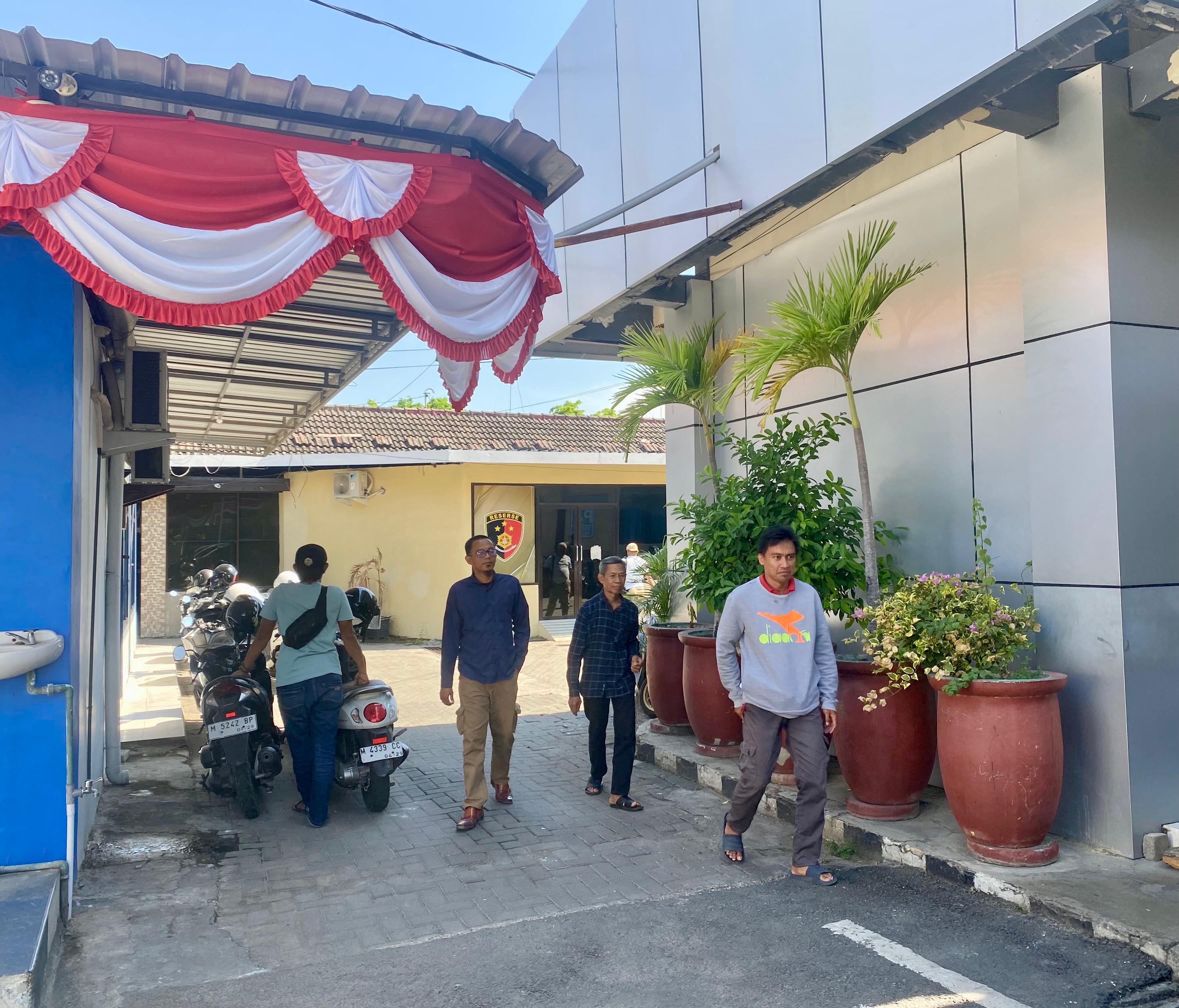 TINDAK LANJUT: Saksi jual beli kios pasar mendatangi Mapolres Pamekasan, Selasa (26/8).&nbsp;
