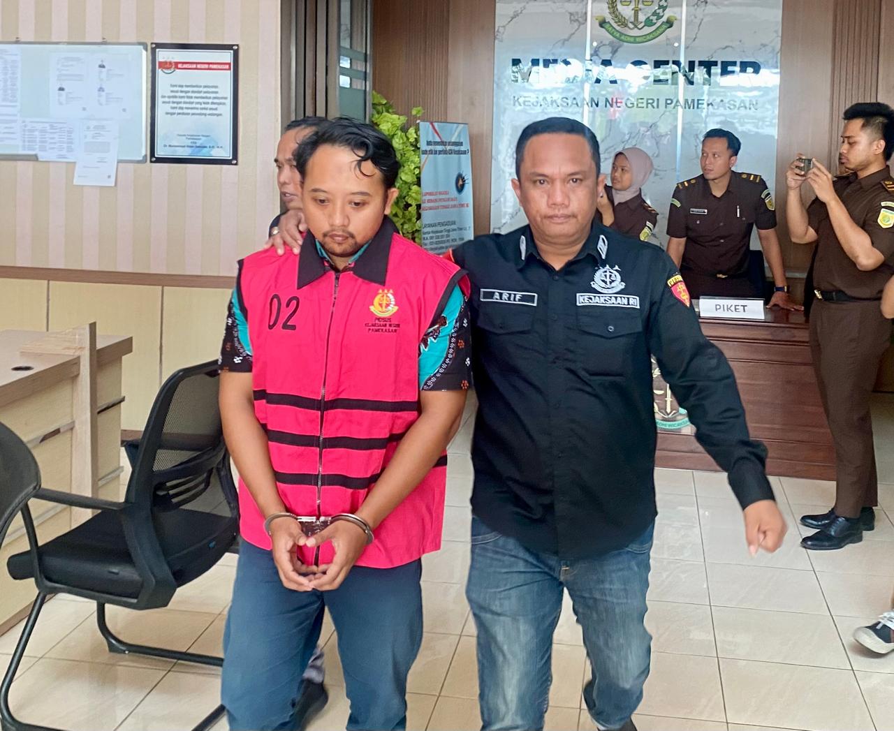 DIGIRING: Kepala Unit Pegadaian Syariah Palengaan Mohammad Baihaqi digiring ke luar Kantor Kejari Pamekasan, Selasa (26/8).
