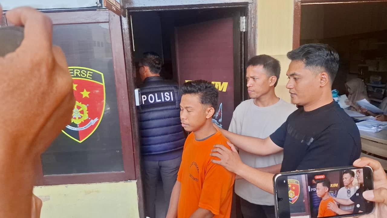 PASRAH: Tersangka pencurian sepeda motor Yuniyas Fauzi saat digiring aparat di Mapolres Bangkalan, Rabu (26/8).&nbsp;