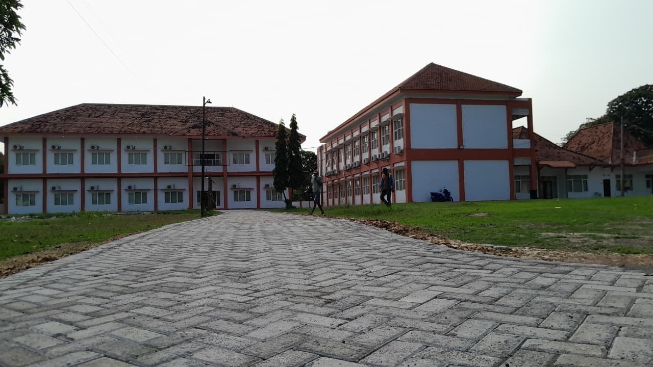 SEGERA BEROPERASI: Warga sedang berjalan di sekitar bagunan Sekolah Rakyat di Bangkalan, Rabu (27/8).&nbsp;