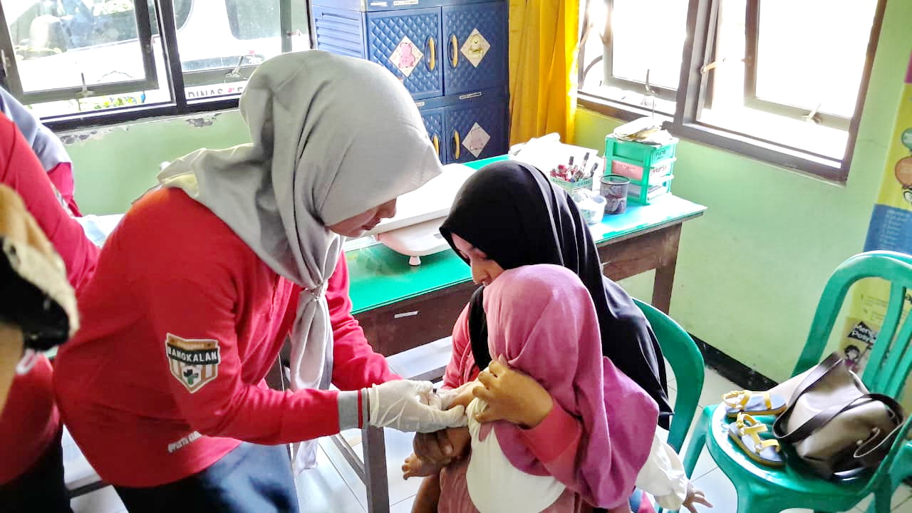 CEGAH PERSEBARAN CAMPAK: Sejumlah warga mengakses layanan vaksinasi di Puskesmas Pembantu (Pustu) Kelurahan Kraton, Kota Bangkalan, Rabu (27/8).&nbsp;