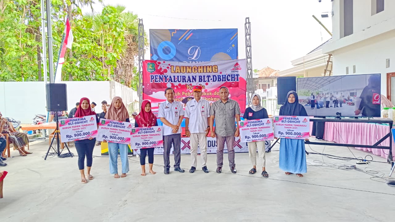 DISALURKAN: Proses launching penyaluran BLT DBHCHT di Gudang PR Sekawan Mulia, Desa Lembung Timur, Kecamatan Lenteng, Sumenep, Rabu (20/8).&nbsp;