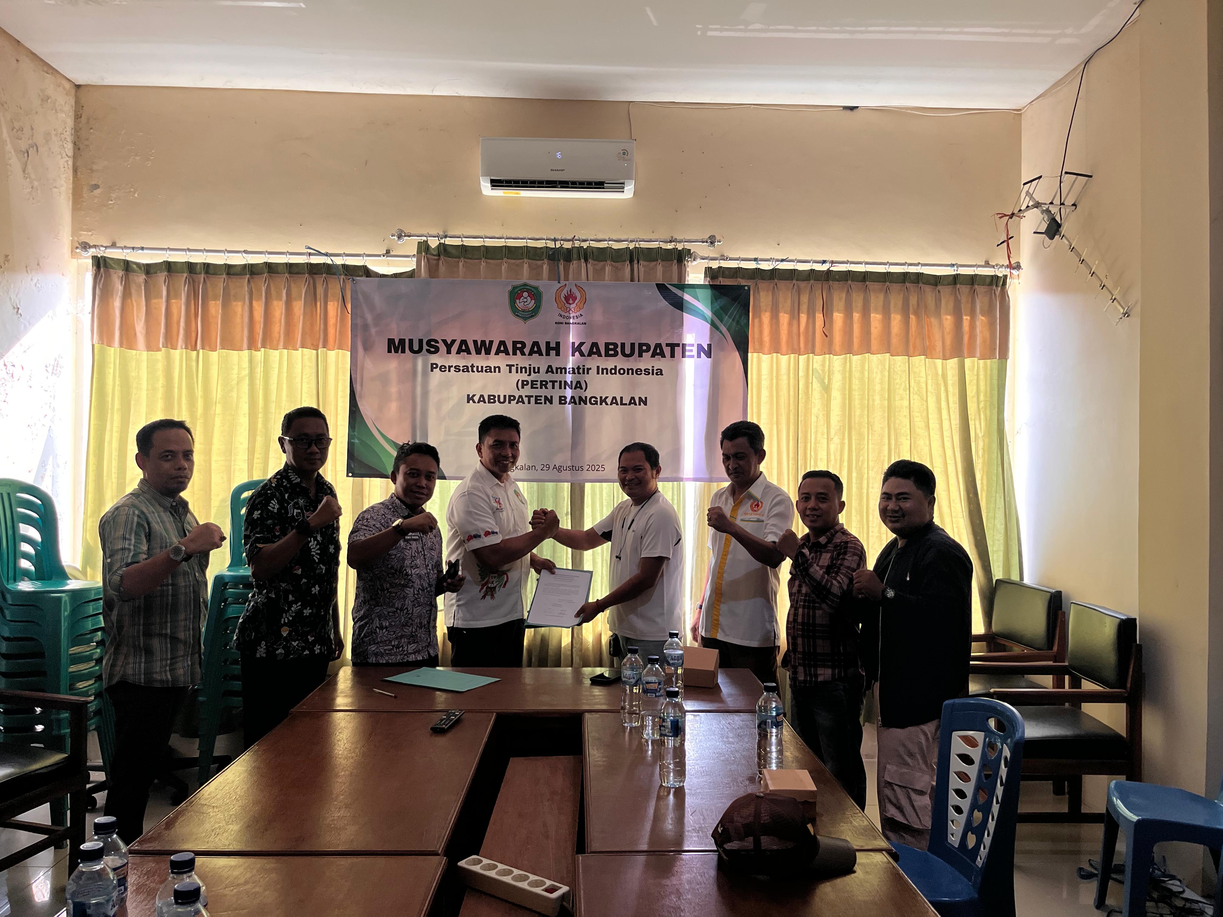Ketua Pertina terpilih Mahmudi Ibnu Khotib menyerahkan berita acara Muskab kepada sekjend Pertina Jatim jumat (29/8)