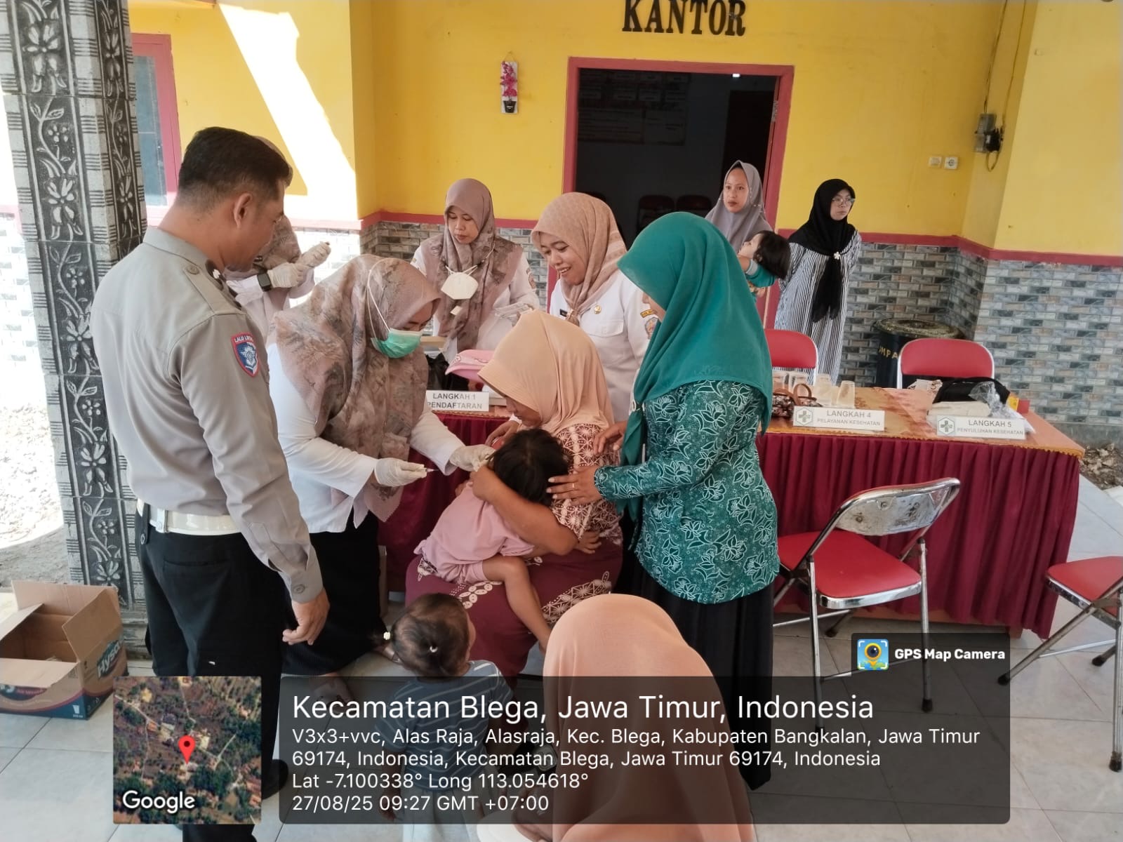 Tenaga kesehatan dari Puskesmas Blega saat melakukan imunisasi campak kepada sejumlah anak di desa