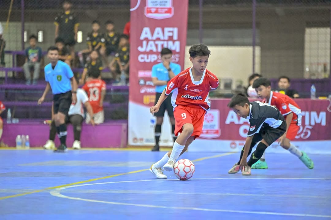 MENTAL JUARA: Pemain Remba FC dijaga ketat pemain Abhipraja dalam laga AAFI Jatim Cup 2025, Rabu (27/8).&nbsp;