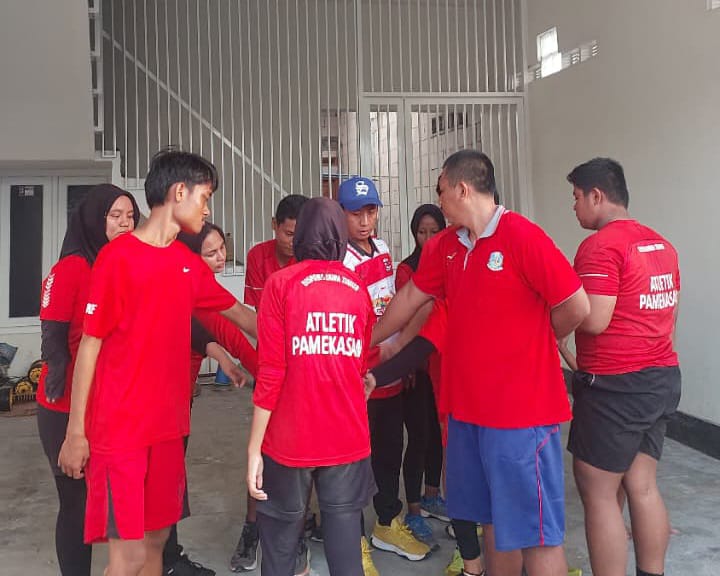 TERLATIH: Atlet NPCI Pamekasan mengikuti latihan di Kecamatan Pademawu, Jumat (1/8).&nbsp;
