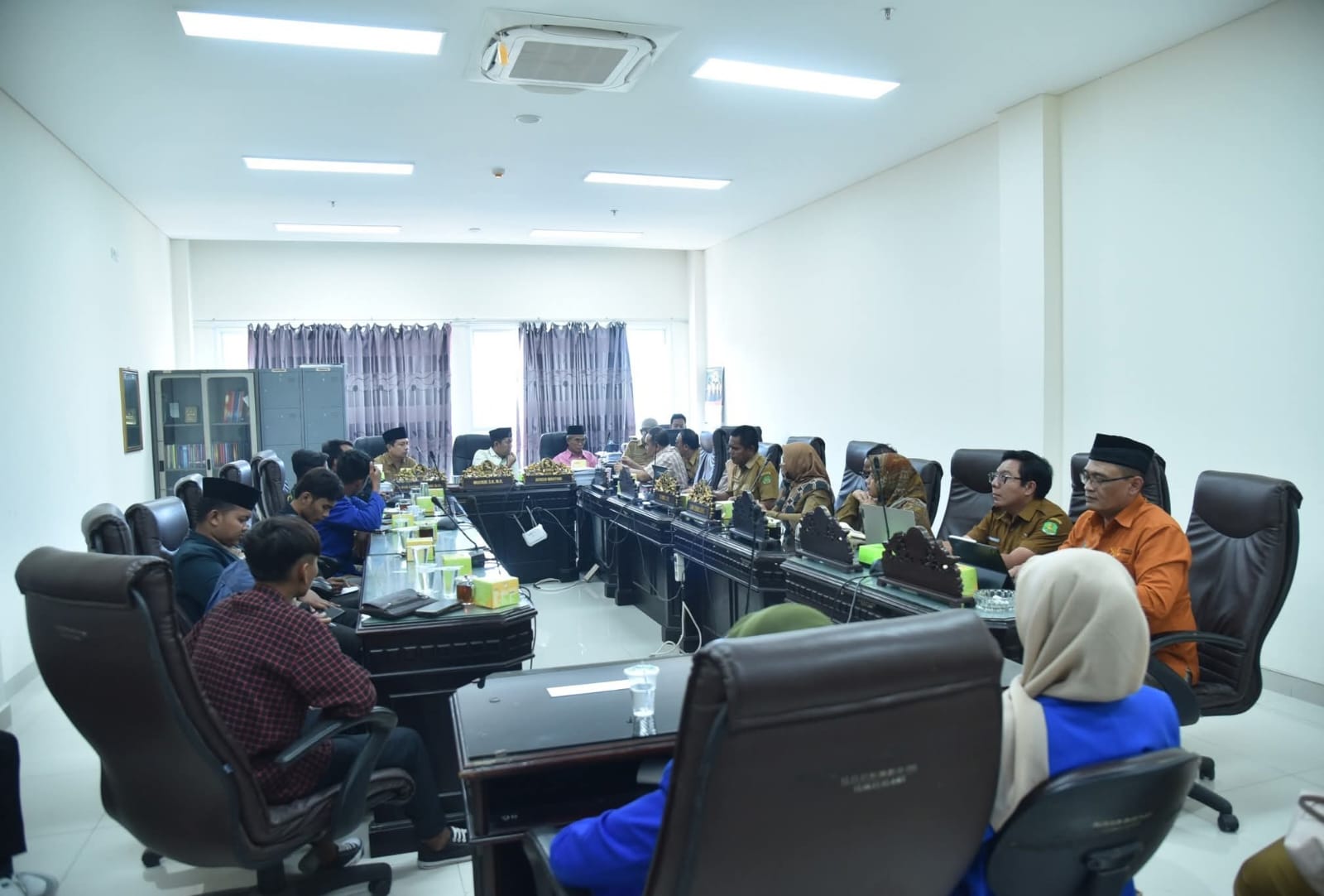 DIGUGAT: Dinsos P3A Sumenep bersama komisi IV menerima audiensi dari mahasiswa di ruang Komisi IV DPRD Sumenep, Selasa (26/8).&nbsp;