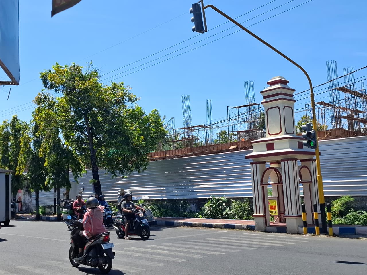 TERTIB: Sejumlah pengguna jalan berhenti di bawah traffic light yang terletak di Jalan HOS Cokroaminoto, Kecamatan Kota Sumenep, Jumat (29/8).&nbsp;