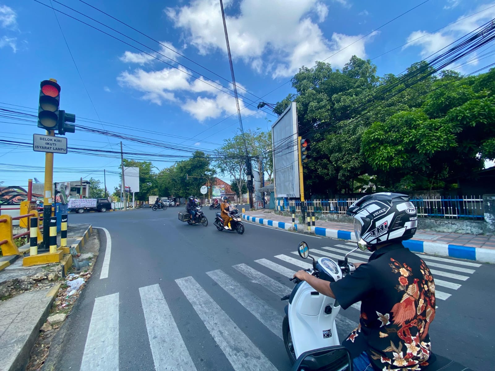 PATUH LALIN: Pengemudi kendaraan bermotor melintas di sekitar traffic light yang ada di Jalan Pemuda Kaffa Bangkalan, Jumat (29/8).&nbsp;