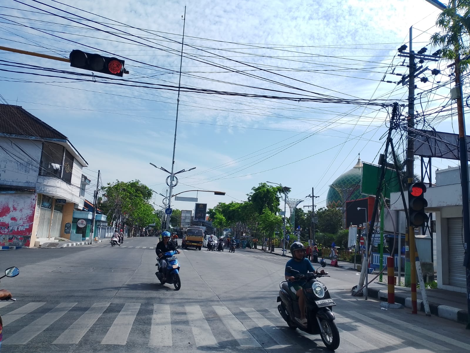 PADAT: Pengemudi kendaraan melintas di area traffic light yang ada di persimpangan Monumen Sampang, Jumat (29/8).&nbsp;