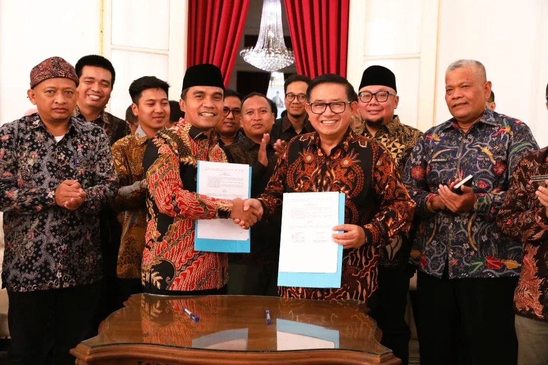 KOMITMEN: Bupati Bangkalan Lukman Hakim dan Direktur Operasi PT Pupuk Indonesia Dwi Satriyo Annurogo teken MoU program pendataan petani dan lahan pertanian berbasis digital di Pendapa Agung Bangkalan,