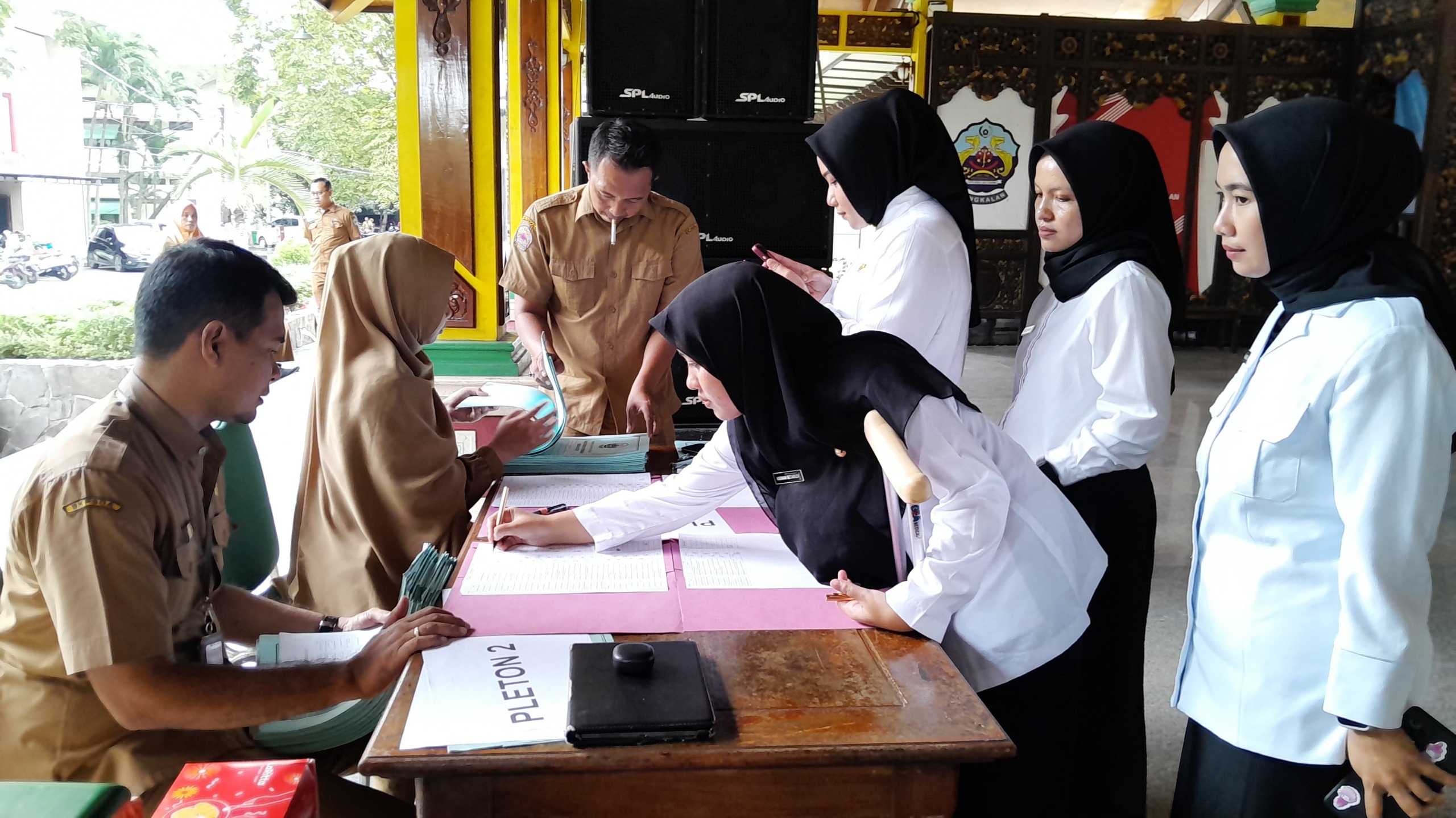 ABDI NEGARA: PNS hasil seleksi CASN 2024 Kabupaten Bangkalan menerima SK pengangkatan di Pendopo Pratanu, Senin (26/5).