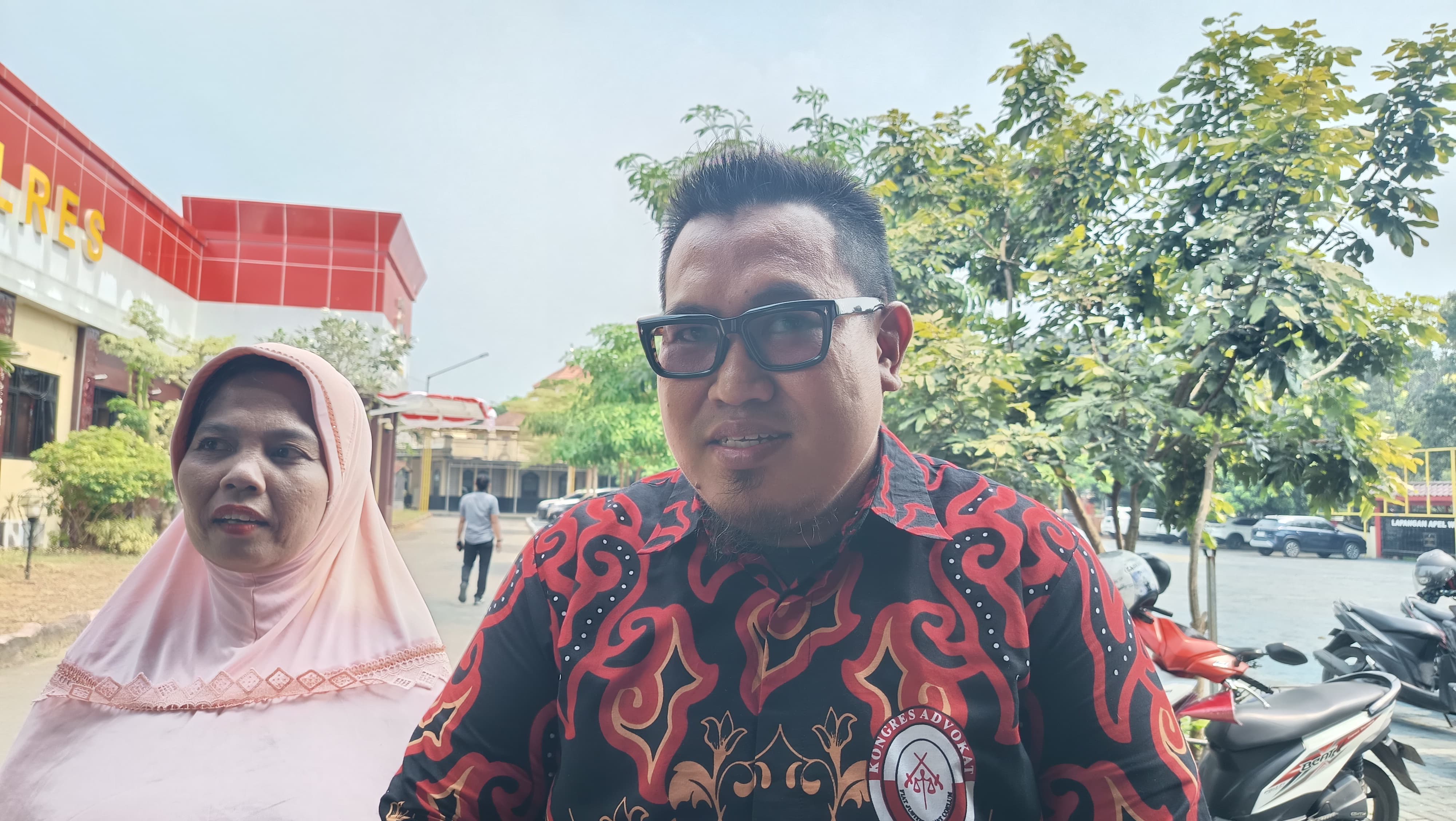 MENCARI KEADILAN: Korban Sumini didampingi penasihat hukumnya, Hendrayanto, usai mengikuti sidang etik di Polres Bangkalan, Kamis (7/8).