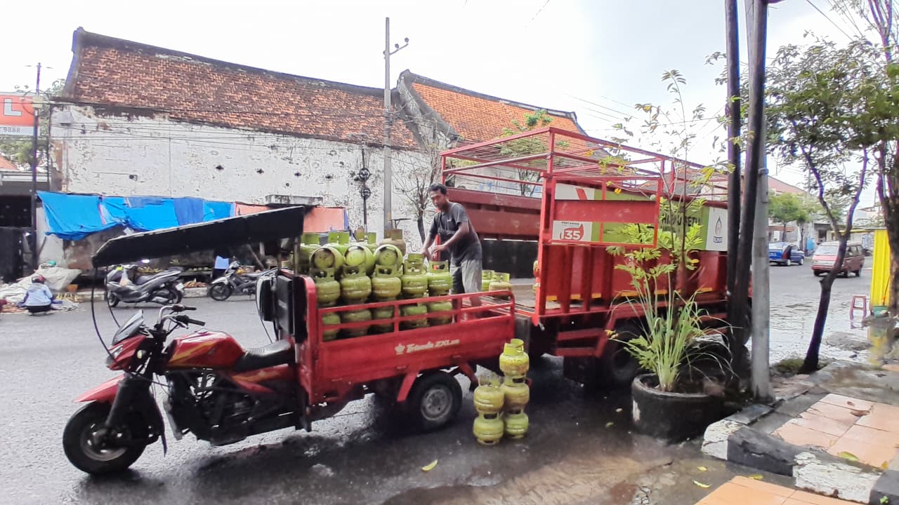 UNTUK MASYARAKAT MISKIN: Pekerja menurunkan tabung LPG 3 kg di salah satu pangkalan di Jalan Ki Lemah Duwur, Bangkalan, Rabu (20/8).