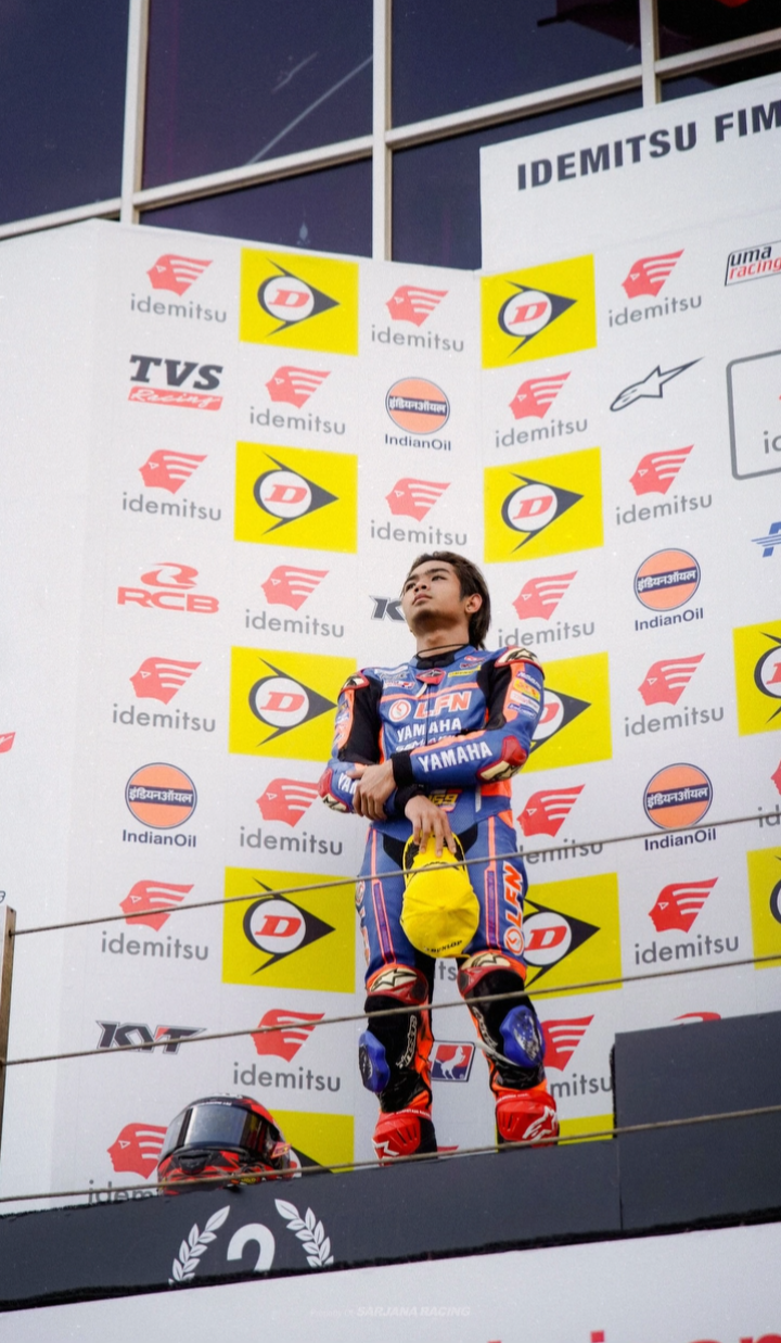 BERJAYA: Murobbil Vitoni berpose setelah menjadi juara pertama di race kedua ARRC yang digelar di Sirkuit Mandalika, Minggu (31/8).&nbsp;