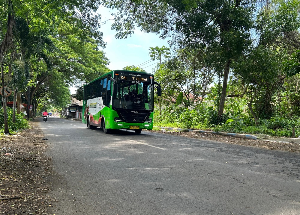 TRANSPORTASI PUBLIK: Bus Trans Jatim melintas di Jalan Raya Martajasah, Kamis (12/6).