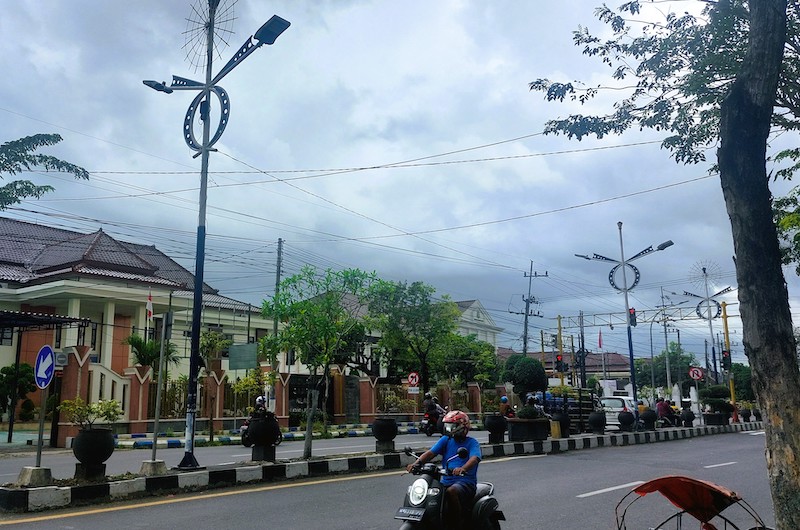 LENGANG: Pengendara melintas di sekitar lampu PJU Jalan Jaksa Agung Suprapto, Sampang, Sabtu (26/7).&nbsp;