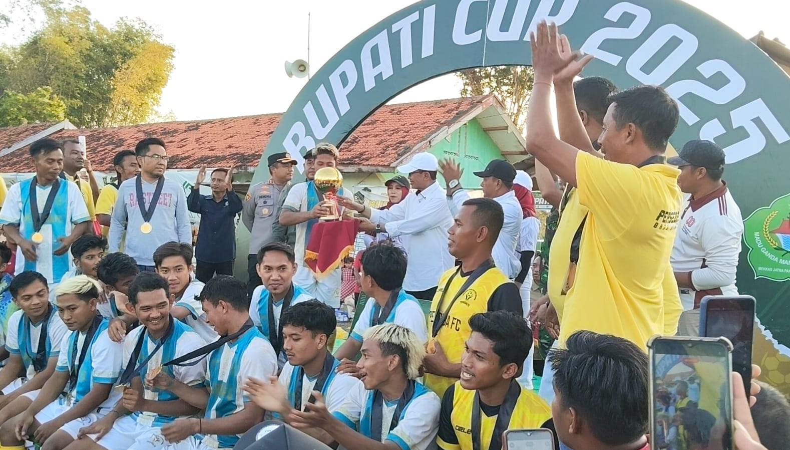 BAHAGIA: Pemain Perseba Batubintang berfoto bersama usai menjadi juara Bupati Cup 2025, Minggu (31/8).&nbsp;