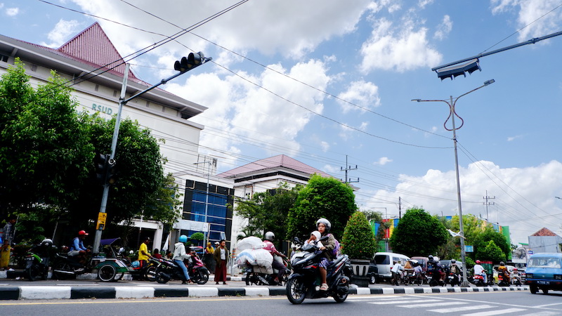 TIDAK BERFUNGSI: Warga menyeberang di dekat PCTL yang terpasang di depan RSUD Syamrabu Bangkalan, Selasa (2/9).&nbsp;