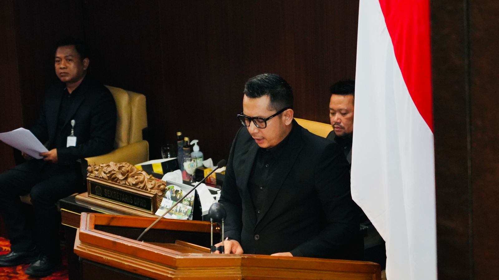 BERSAHAJA: Sekretaris DPRD Jatim Ali Kuncoro membacakan rancangan keputusan DPRD Jatim tentang perubahan anggota AKD saat rapat paripurna, Selasa (2/9).&nbsp;