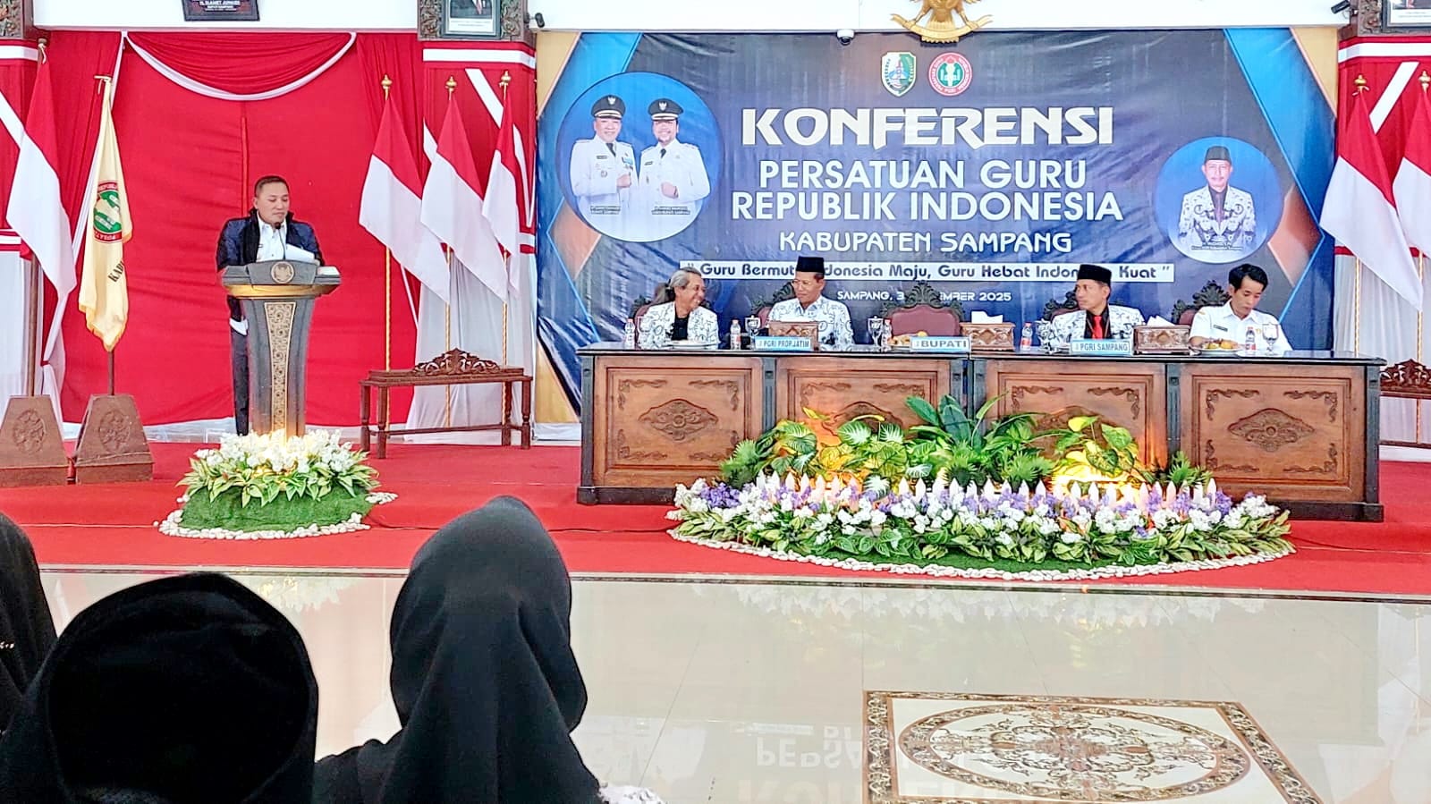&nbsp;  BERWIBAWA: Bupati Sampang Slamet Junaidi menyampaikan sambutan dalam acara konferensi PGRI yang digelar di Pendopo Trunojoyo, Rabu (3/9).