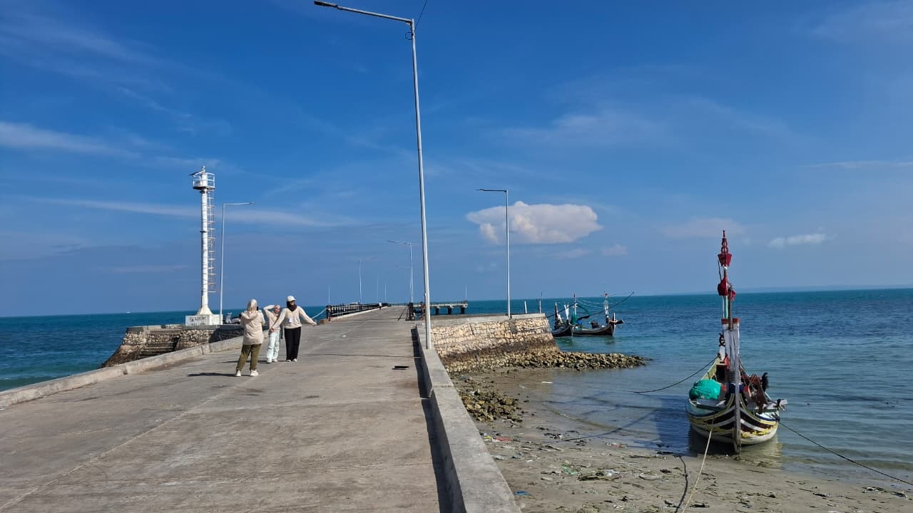 DAERAH PESISIR: Warga berada di sekitar Pelabuhan Dungkek, Minggu (10/8).&nbsp;